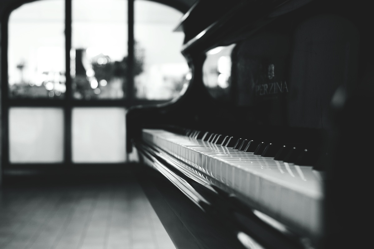 Instrumente wie Klavier, Flügel etc.